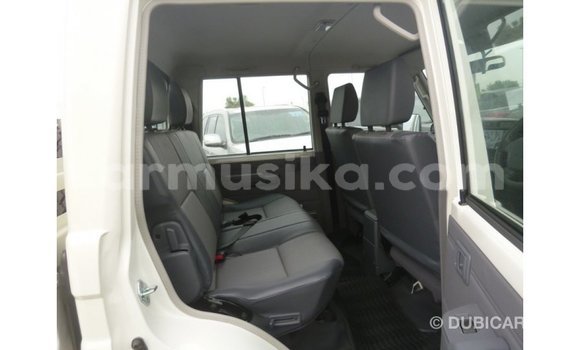 Nunua Imported Toyota Land Cruiser Nyeupe Gari ndani ya Import - Dubai nchini Harare Nunua Imported Toyota Land Cruiser Nyeupe Gari ndani ya Import - Dubai nchini Harare