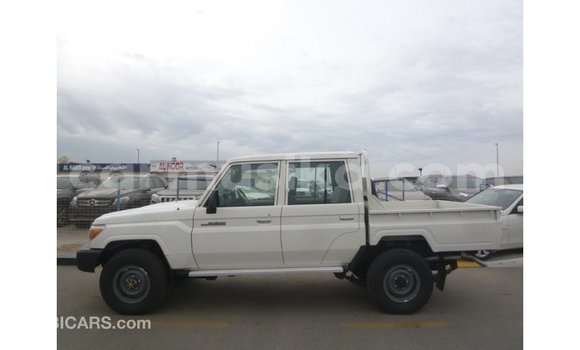 Nunua Imported Toyota Land Cruiser Nyeupe Gari ndani ya Import - Dubai nchini Harare Nunua Imported Toyota Land Cruiser Nyeupe Gari ndani ya Import - Dubai nchini Harare