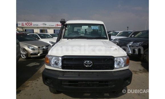 Nunua Imported Toyota Land Cruiser Nyeupe Gari ndani ya Import - Dubai nchini Harare Nunua Imported Toyota Land Cruiser Nyeupe Gari ndani ya Import - Dubai nchini Harare