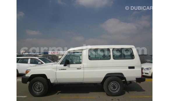 Nunua Imported Toyota Land Cruiser Nyeupe Gari ndani ya Import - Dubai nchini Harare Nunua Imported Toyota Land Cruiser Nyeupe Gari ndani ya Import - Dubai nchini Harare