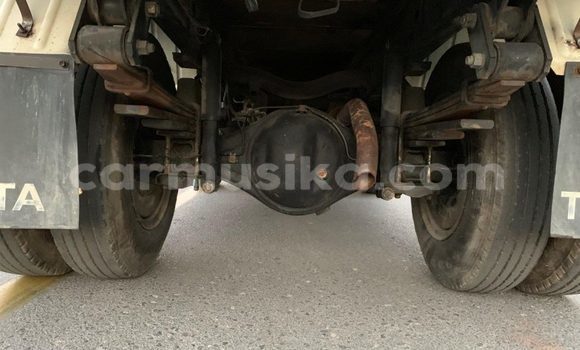 Nunua Ilio tumika Toyota Dyna Nyeupe Lori ndani ya Beitbridge nchini Matabeleland Kusini Nunua Ilio tumika Toyota Dyna Nyeupe Lori ndani ya Beitbridge nchini Matabeleland Kusini