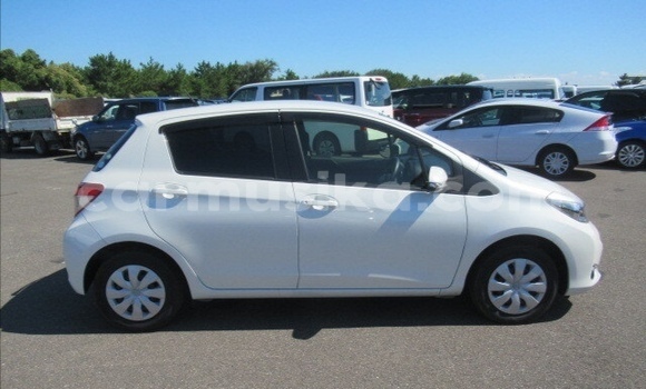 Acheter Occasion Voiture Toyota Vitz Blanc à Beitbridge, Matabeleland South Acheter Occasion Voiture Toyota Vitz Blanc à Beitbridge, Matabeleland South