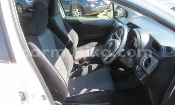 Acheter Occasion Voiture Toyota Vitz Blanc à Beitbridge, Matabeleland South Acheter Occasion Voiture Toyota Vitz Blanc à Beitbridge, Matabeleland South