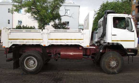 Buy Used Mercedes‒Benz Tipper White Truck in Beitbridge in Matabeleland South Buy Used Mercedes‒Benz Tipper White Truck in Beitbridge in Matabeleland South