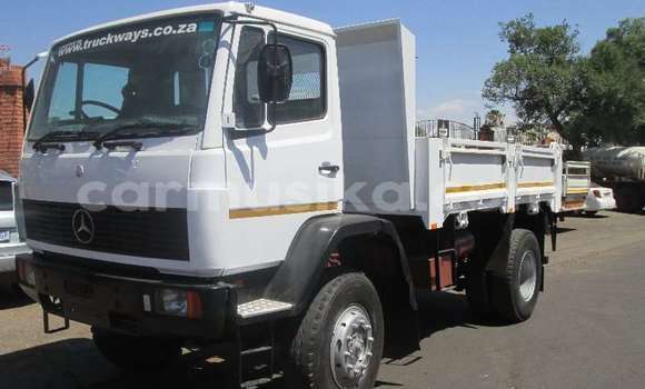 Buy Used Mercedes‒Benz Tipper White Truck in Beitbridge in Matabeleland South Buy Used Mercedes‒Benz Tipper White Truck in Beitbridge in Matabeleland South