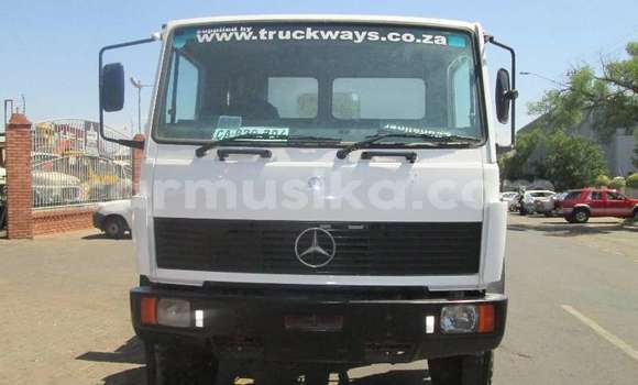Buy Used Mercedes‒Benz Tipper White Truck in Beitbridge in Matabeleland South Buy Used Mercedes‒Benz Tipper White Truck in Beitbridge in Matabeleland South