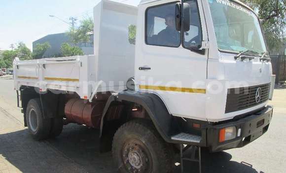 Buy Used Mercedes‒Benz Tipper White Truck in Beitbridge in Matabeleland South Buy Used Mercedes‒Benz Tipper White Truck in Beitbridge in Matabeleland South