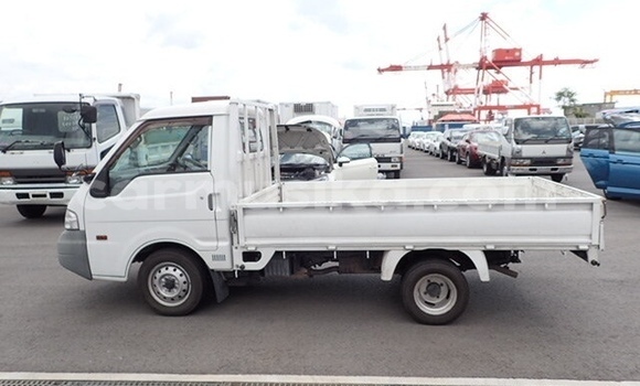 Acheter Occasion Voiture Mazda Bongo Blanc à Beitbridge, Matabeleland South Acheter Occasion Voiture Mazda Bongo Blanc à Beitbridge, Matabeleland South