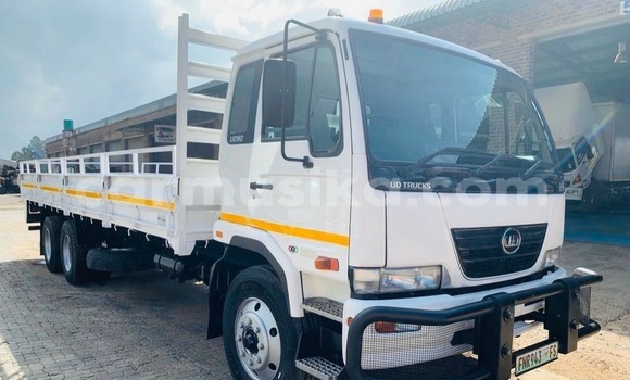 Nunua Ilio tumika Nissan UD Nyeupe Lori ndani ya Beitbridge nchini Matabeleland Kusini