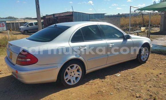 Nunua Ilio tumika Mercedes‒Benz E–Class Fedha Gari ndani ya Alexandra Park nchini Harare