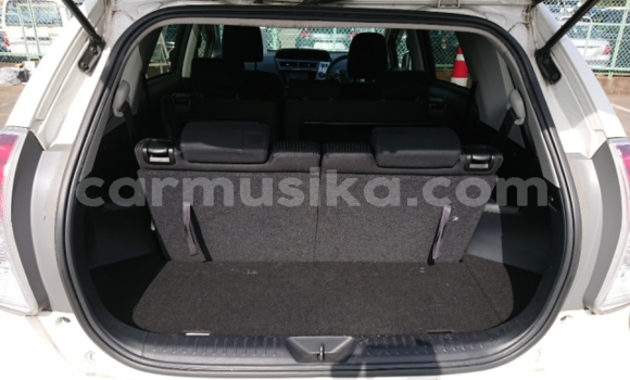 Acheter Occasion Voiture Toyota Prius Alpha Blanc à Beitbridge, Matabeleland South Acheter Occasion Voiture Toyota Prius Alpha Blanc à Beitbridge, Matabeleland South