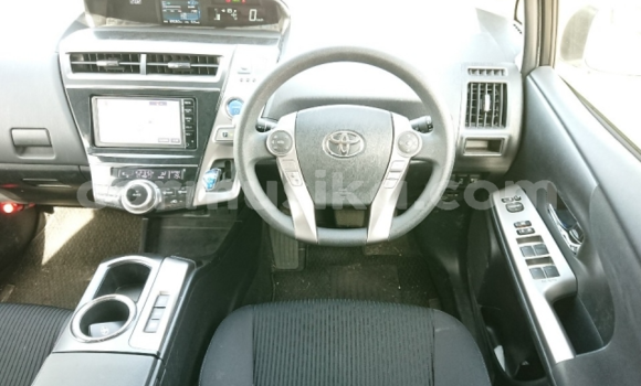 Acheter Occasion Voiture Toyota Prius Alpha Blanc à Beitbridge, Matabeleland South Acheter Occasion Voiture Toyota Prius Alpha Blanc à Beitbridge, Matabeleland South