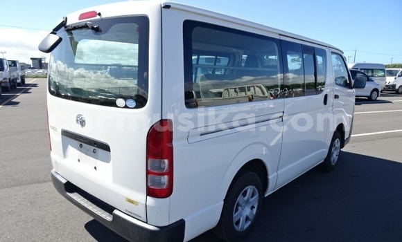 Tenga Tsaru Toyota Hiace Chena Mota in Beitbridge in Matabeleland South Tenga Tsaru Toyota Hiace Chena Mota in Beitbridge in Matabeleland South