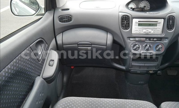 Nunua Ilio tumika Toyota FunCargo Fedha Gari ndani ya Beitbridge nchini Matabeleland Kusini Nunua Ilio tumika Toyota FunCargo Fedha Gari ndani ya Beitbridge nchini Matabeleland Kusini