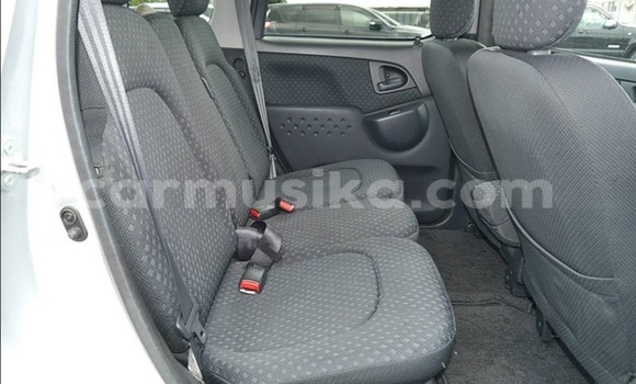 Nunua Ilio tumika Toyota FunCargo Fedha Gari ndani ya Beitbridge nchini Matabeleland Kusini Nunua Ilio tumika Toyota FunCargo Fedha Gari ndani ya Beitbridge nchini Matabeleland Kusini