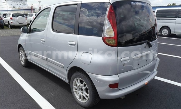 Nunua Ilio tumika Toyota FunCargo Fedha Gari ndani ya Beitbridge nchini Matabeleland Kusini Nunua Ilio tumika Toyota FunCargo Fedha Gari ndani ya Beitbridge nchini Matabeleland Kusini