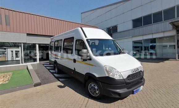 Nunua Ilio tumika IVECO Massif Nyeupe Gari ndani ya Beitbridge nchini Matabeleland Kusini