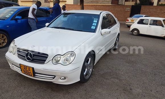 Nunua Ilio tumika Mercedes‒Benz C–Class Nyeupe Gari ndani ya Alexandra Park nchini Harare