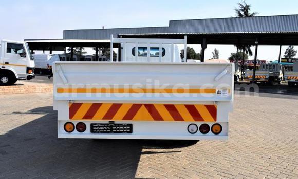 Acheter Occasion Utilitaire Nissan UD Blanc à Beitbridge, Matabeleland South Acheter Occasion Utilitaire Nissan UD Blanc à Beitbridge, Matabeleland South
