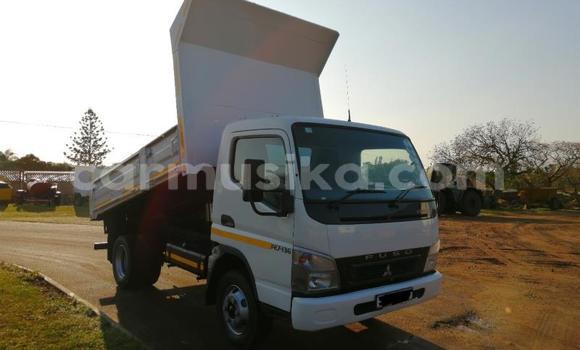 Nunua Ilio tumika Mitsubishi Canter Nyeupe Lori ndani ya Beitbridge nchini Matabeleland Kusini Nunua Ilio tumika Mitsubishi Canter Nyeupe Lori ndani ya Beitbridge nchini Matabeleland Kusini
