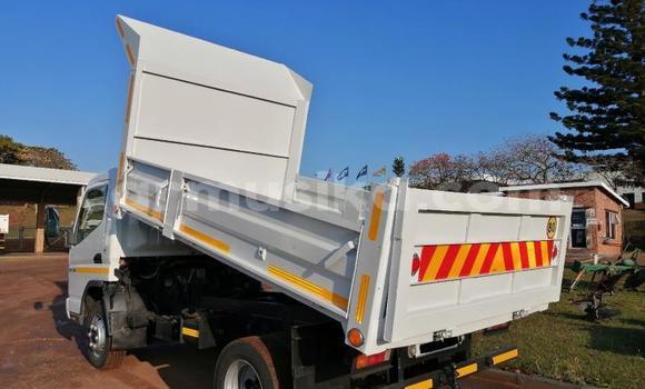 Nunua Ilio tumika Mitsubishi Canter Nyeupe Lori ndani ya Beitbridge nchini Matabeleland Kusini Nunua Ilio tumika Mitsubishi Canter Nyeupe Lori ndani ya Beitbridge nchini Matabeleland Kusini