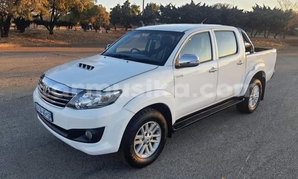 Buy Used Toyota Hilux White Car in Beitbridge in Matabeleland South Buy Used Toyota Hilux White Car in Beitbridge in Matabeleland South