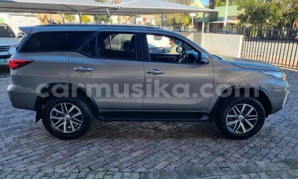 Acheter Occasion Voiture Toyota Fortuner Gris à Beitbridge, Matabeleland South Acheter Occasion Voiture Toyota Fortuner Gris à Beitbridge, Matabeleland South