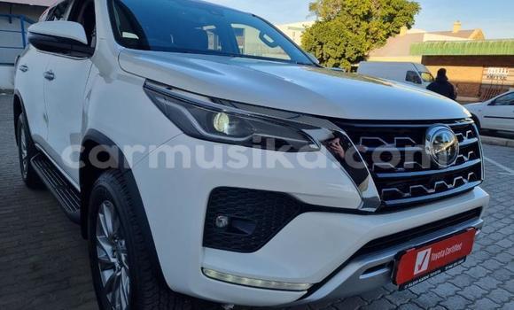 Acheter Occasion Voiture Toyota Fortuner Blanc à Beitbridge, Matabeleland South Acheter Occasion Voiture Toyota Fortuner Blanc à Beitbridge, Matabeleland South