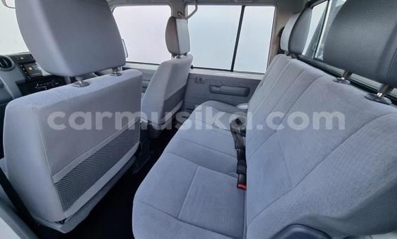 Acheter Occasion Voiture Toyota Land Cruiser Gris à Beitbridge, Matabeleland South Acheter Occasion Voiture Toyota Land Cruiser Gris à Beitbridge, Matabeleland South