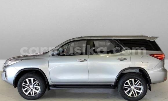 Acheter Occasion Voiture Toyota Fortuner Gris à Beitbridge, Matabeleland South Acheter Occasion Voiture Toyota Fortuner Gris à Beitbridge, Matabeleland South