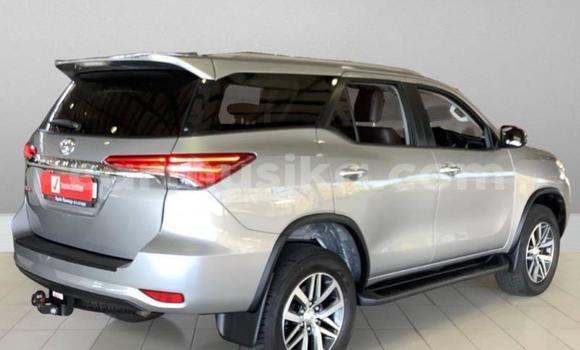 Acheter Occasion Voiture Toyota Fortuner Gris à Beitbridge, Matabeleland South Acheter Occasion Voiture Toyota Fortuner Gris à Beitbridge, Matabeleland South