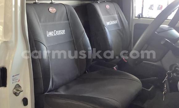 Acheter Occasion Voiture Toyota Land Cruiser Gris à Beitbridge, Matabeleland South Acheter Occasion Voiture Toyota Land Cruiser Gris à Beitbridge, Matabeleland South