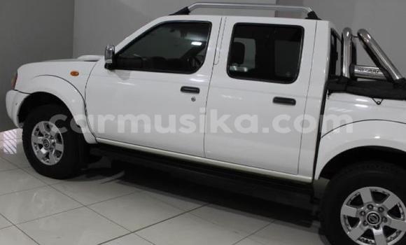 Buy Used Nissan NP 300 White Car in Beitbridge in Matabeleland South