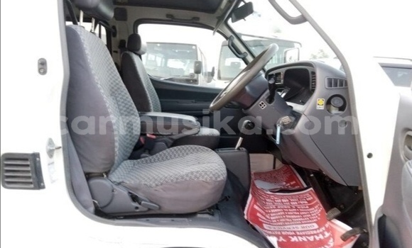 Nunua Ilio tumika Toyota Hiace Nyeupe Gari ndani ya Beitbridge nchini Matabeleland Kusini Nunua Ilio tumika Toyota Hiace Nyeupe Gari ndani ya Beitbridge nchini Matabeleland Kusini