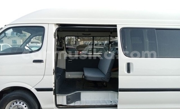 Nunua Ilio tumika Toyota Hiace Nyeupe Gari ndani ya Beitbridge nchini Matabeleland Kusini Nunua Ilio tumika Toyota Hiace Nyeupe Gari ndani ya Beitbridge nchini Matabeleland Kusini