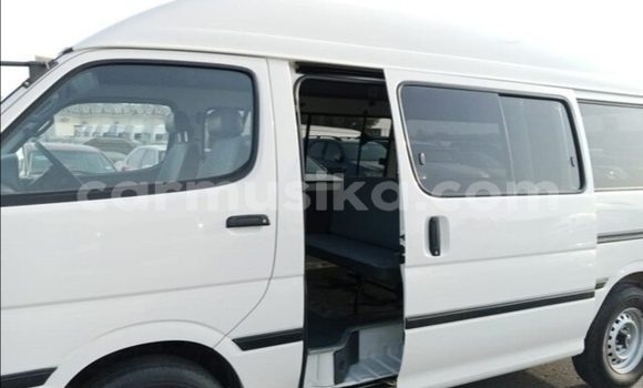 Nunua Ilio tumika Toyota Hiace Nyeupe Gari ndani ya Beitbridge nchini Matabeleland Kusini Nunua Ilio tumika Toyota Hiace Nyeupe Gari ndani ya Beitbridge nchini Matabeleland Kusini
