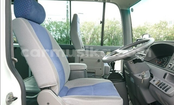 Nunua Ilio tumika Nissan Caravan Nyeupe Gari ndani ya Beitbridge nchini Matabeleland Kusini Nunua Ilio tumika Nissan Caravan Nyeupe Gari ndani ya Beitbridge nchini Matabeleland Kusini