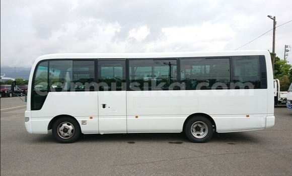 Nunua Ilio tumika Nissan Caravan Nyeupe Gari ndani ya Beitbridge nchini Matabeleland Kusini Nunua Ilio tumika Nissan Caravan Nyeupe Gari ndani ya Beitbridge nchini Matabeleland Kusini