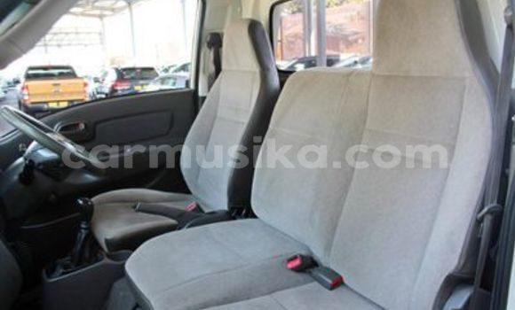 Acheter Occasion Voiture Hyundai H200 Blanc à Beitbridge, Matabeleland South Acheter Occasion Voiture Hyundai H200 Blanc à Beitbridge, Matabeleland South