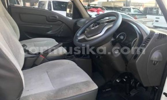 Acheter Occasion Voiture Hyundai H200 Blanc à Beitbridge, Matabeleland South Acheter Occasion Voiture Hyundai H200 Blanc à Beitbridge, Matabeleland South