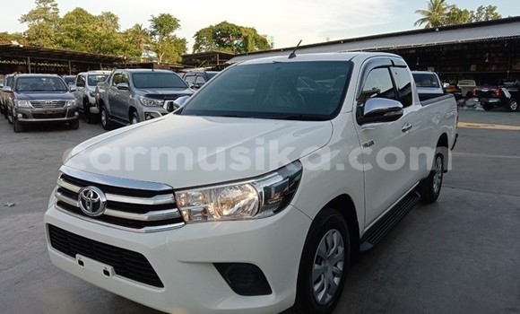 Buy Used Toyota Hilux White Car in Beitbridge in Matabeleland South