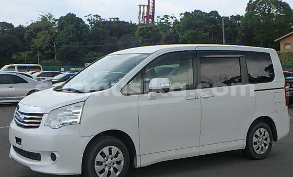 Nunua Ilio tumika Toyota Noah Nyeupe Gari ndani ya Beitbridge nchini Matabeleland Kusini