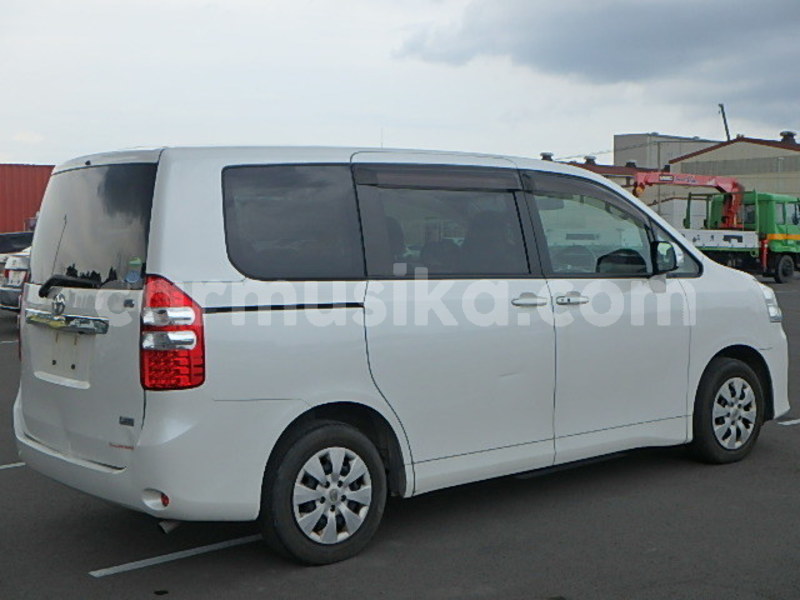 Big with watermark toyota noah matabeleland south beitbridge 24295