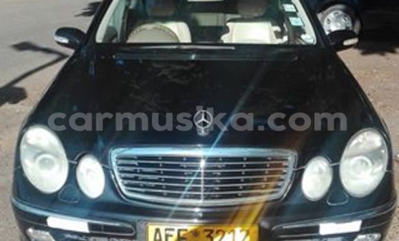 Nunua Ilio tumika Mercedes‒Benz E–Class Nyeusi Gari ndani ya Alexandra Park nchini Harare