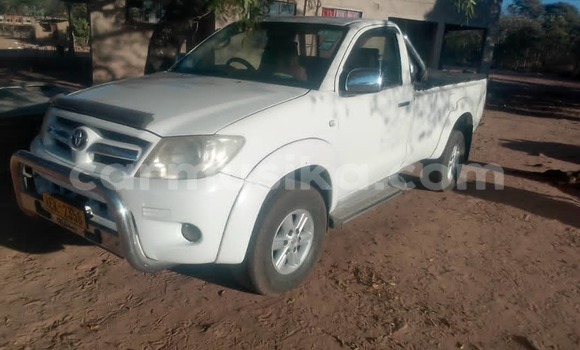 Tenga Tsaru Toyota Hilux Chena Mota in Masvingo in Masvingo