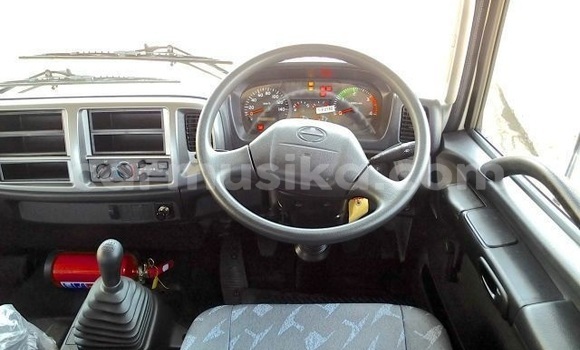 Acheter Occasion Utilitaire Hino 300 Blanc à Beitbridge, Matabeleland South Acheter Occasion Utilitaire Hino 300 Blanc à Beitbridge, Matabeleland South