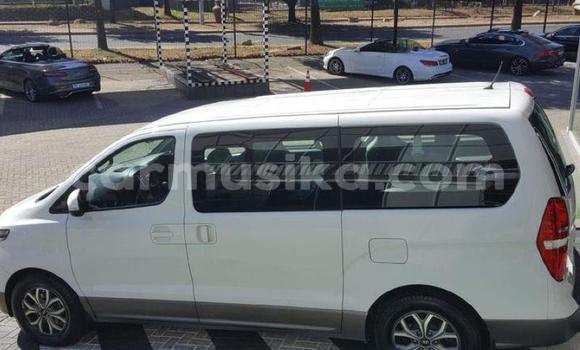 Acheter Occasion Voiture Hyundai H1 Blanc à Beitbridge, Matabeleland South Acheter Occasion Voiture Hyundai H1 Blanc à Beitbridge, Matabeleland South