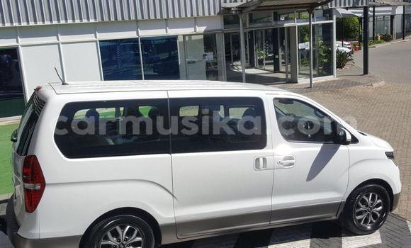 Acheter Occasion Voiture Hyundai H1 Blanc à Beitbridge, Matabeleland South Acheter Occasion Voiture Hyundai H1 Blanc à Beitbridge, Matabeleland South