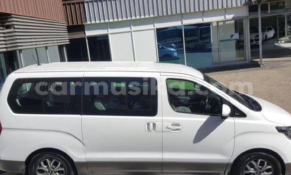 Acheter Occasion Voiture Hyundai H1 Blanc à Beitbridge, Matabeleland South Acheter Occasion Voiture Hyundai H1 Blanc à Beitbridge, Matabeleland South