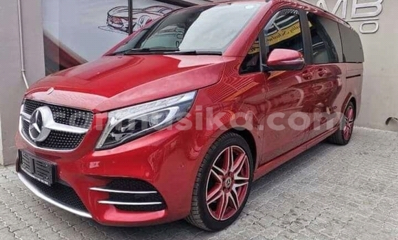 Tenga Tsaru Mercedes‒Benz V-klasse Tsvuku Mota in Borrowdale in Harare